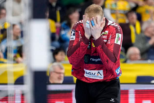 David Späth goalkeeper, RNL, 29 , Rhein Neckar Löwen player, single picture, single photo, action, action, looking disappointed, disappointment, frustration, disappointed, pessimistic, 11 02 2026, Mannheim Germany , Handball, Bundesliga, Rhein Neckar Löwen THW Kiel xozx