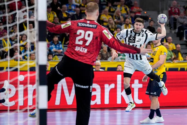 from left David Späth goalkeeper, RNL, 29 , Lukas Zerbe THW, 24 , Jannik Kohlbacher RNL, 80 , during jump shot, throw, goal shot, action, action scene, 11 02 2026, Mannheim Germany , Handball, Bundesliga, Rhein Neckar Löwen THW Kiel xozx
