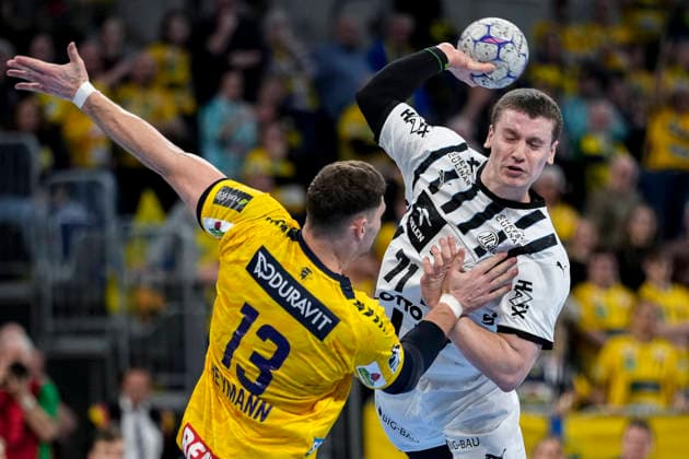 v li Sebastian Heymann RNL, 13 , Elias Ellefsen a Skipagotu THW, 71 , duel, duel scene, duel, tackle, tackling, dynamics, action, action, 11 02 2026, Mannheim Germany , Handball, Bundesliga, Rhein Neckar Löwen THW Kiel xozx