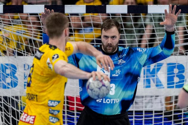 from left Tim Nothdurft RNL, 8 , Andreas Wolff Andy Wolff, goalkeeper, THW, 33 , at seven-meter, 7-meter, penalty throw, game scene, action, action, 11 02 2026, Mannheim Germany , Handball, Bundesliga, Rhein Neckar Löwen THW Kiel xozx