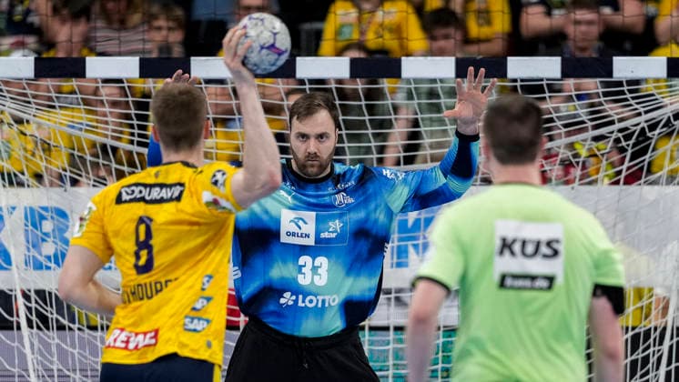 from left Tim Nothdurft RNL, 8 , Andreas Wolff Andy Wolff, goalkeeper, THW, 33 , at seven-meter, 7-meter, penalty throw, game scene, action, action, 11 02 2026, Mannheim Germany , Handball, Bundesliga, Rhein Neckar Löwen THW Kiel xozx