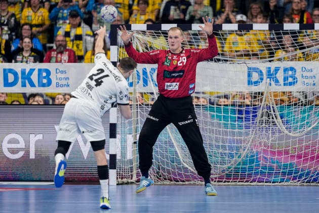 from left Lukas Zerbe THW, 24 , David Späth goalkeeper, RNL, 29 , at seven meter, 7 meter, penalty throw, game scene, action, action, 11 02 2026, Mannheim Germany , Handball, Bundesliga, Rhein Neckar Löwen THW Kiel xozx