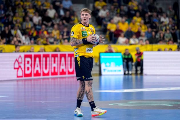Edwin Aspenbäck RNL, 78 , on the ball, cropped, full body, single image, single photo, action, action, 11 02 2026, Mannheim Germany , Handball, Bundesliga, Rhein Neckar Löwen THW Kiel xozx