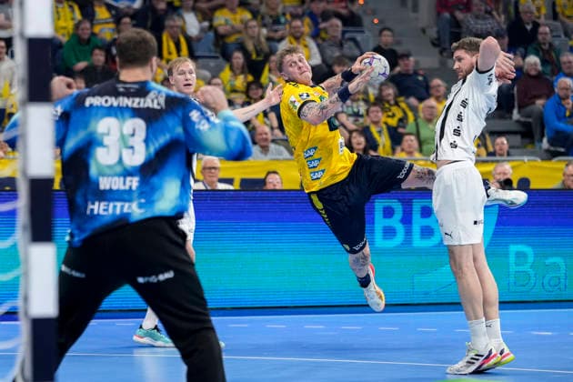 from left Andreas Wolff Andy Wolff, goalkeeper, THW, 33 , Eric Johansson THW, 21 , Edwin Aspenbäck RNL, 78 , Magnus Landin Jacobsen THW, 7 , on jump shot, throw, goal shot, action, action, game scene, 11 02 2026, Mannheim Germany , Handball, Bundesliga, Rhein Neckar Löwen THW Kiel xozx
