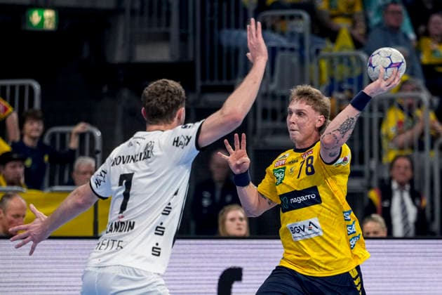 from left Magnus Landin Jacobsen THW, 7 , Edwin Aspenbäck RNL, 78 , Action, Action, Game scene, 11 02 2026, Mannheim Germany , Handball, Bundesliga, Rhein Neckar Löwen THW Kiel xozx