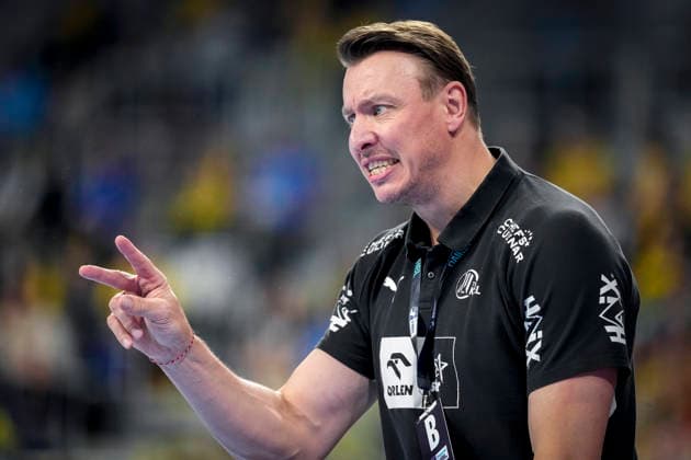 Filip Jicha coach, head coach, THW , gives instructions, gestures, gesticulates with arms, single picture, single photo, action, action, 11 02 2026, Mannheim Germany , Handball, Bundesliga, Rhein Neckar Löwen THW Kiel xozx