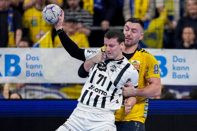 v li Elias Ellefsen a Skipagotu THW, 71 , Jannik Kohlbacher RNL, 80 , duel, duel scene, duel, tackle, tackling, dynamics, action, action, 11 02 2026, Mannheim Germany , Handball, Bundesliga, Rhein Neckar Löwen THW Kiel xozx