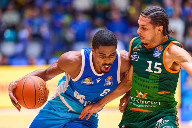duel, duel between William Christmas Frankfurt Skyliners, 08 and Jordan Roland Gladiators Trier, 15 GER, Skyliners Frankfurt vs Gladiators Trier, Basketball, 19 Matchday, EasyCredit Bundesliga, Season 2025 2026, 11 02 2026 GER, Skyliners Frankfurt vs Gladiators Trier, Basketball, 19 Matchday, EasyCredit Bundesliga, Season 2025 2026, 11 02 2026 Frankfurt Main Copyright: xEibner-Pressefoto GeraldxOelze-dexStoppanyx EP_ODS