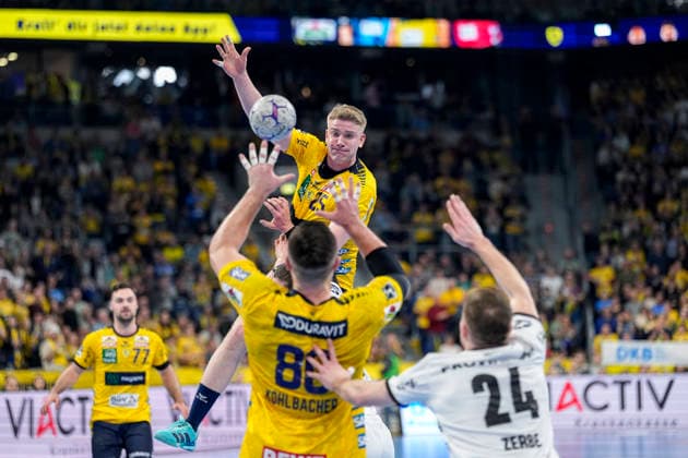 from left Haukur Thrastarson RNL, 25 with circle pass to Jannik Kohlbacher RNL, 80 , during jump shot, throw, action, action, game scene, 11 02 2026, Mannheim Germany , Handball, Bundesliga, Rhein Neckar Löwen THW Kiel xozx