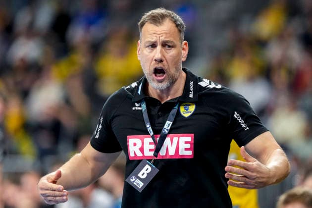 Maik Machulla coach, head coach, RNL , gives instructions, gestures, gesticulates with arms, single picture, single photo, action, action, 11 02 2026, Mannheim Germany , Handball, Bundesliga, Rhein Neckar Löwen THW Kiel xozx