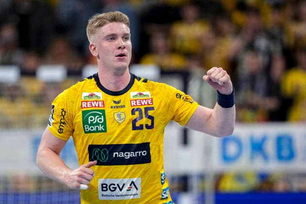 Goalscorer Haukur Thrastarson RNL, 25 , Rhein Neckar Löwen player, celebrates a goal, cheers, cheer, goal celebration, celebrate the goal, goal, celebration, cheers about the goal, joy, joy, optimistic, positive, game scene, highlight, single picture, single photo, action, action, 11 02 2026, Mannheim Germany , Handball, Bundesliga, Rhein Neckar Löwen THW Kiel xozx