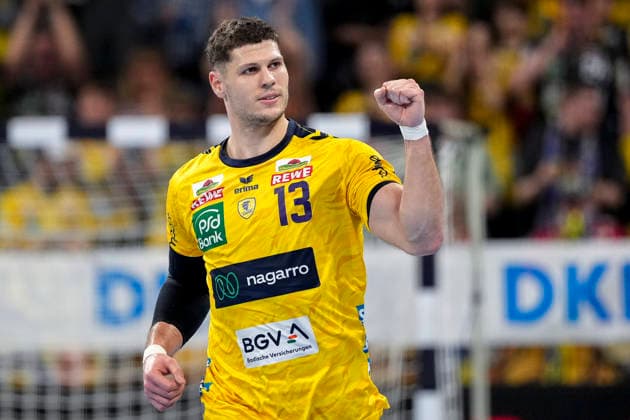 Goalscorer Sebastian Heymann RNL, 13 , Rhein Neckar Löwen player, celebrates a goal, cheer, cheer, goal celebration, celebrate the goal, goal, celebration, cheers about the goal, rejoicing, joy, rejoices, optimistic, positive, game scene, highlight, single picture, single photo, action, action, 11 02 2026, Mannheim Germany , Handball, Bundesliga, Rhein Neckar Löwen THW Kiel xozx