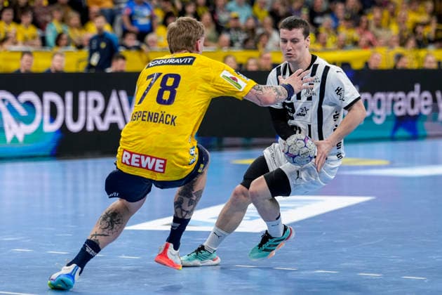 from left Edwin Aspenbäck RNL, 78 , Elias Ellefsen a Skipagotu THW, 71 , duel, duel scene, duel, tackle, tackling, dynamics, action, action, 11 02 2026, Mannheim Germany , Handball, Bundesliga, Rhein Neckar Löwen THW Kiel xozx