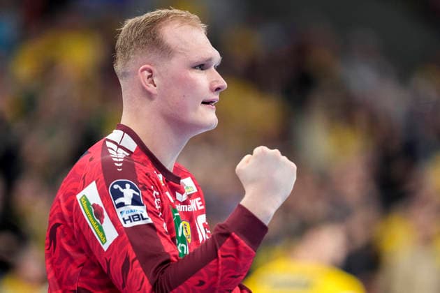 David Späth goalkeeper, RNL, 29 , clenches his fist, Rhein Neckar Löwen player, single picture, single photo, action, action, cheer, cheers, celebration, joy, rejoice, rejoicing, confident, optimistic, positive, game scene, 11 02 2026, Mannheim Germany , Handball, Bundesliga, Rhein Neckar Löwen THW Kiel xozx