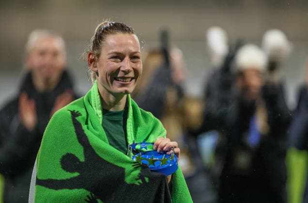 GER, Wolfsburg, VfL Wolfsburg vs Juventus Turin, WomenÂs Champions League, Football, UEFA, Season 2025 2026, AOK Arena, Playoffs, First leg in picture Sarai Linder VfL Wolfsburg Women 39 , Player of the match award, Player of the match, Joy, Emotions DFB DFL REGULATIONS PROHIBIT ANY USE OF PHOTOGRAPHS AS IMAGE SEQUENCES AND OR QUASI VIDEO, 12 02 2026 Copyright: HMBxMedia HendrikxHamelau