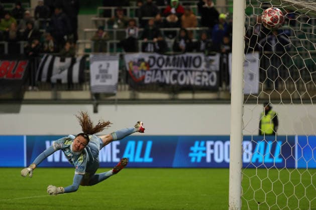 VfL vs Juventus, CL Women Wolfsburg, 12 02 2026, Football, Women, VfL Wolfsburg vs Juventus Turin, Champions League, Play Offs, Season 2025 2026, Goalkeeper Danielle de Jong Juventus , Goal to 2 2 by Sarai Linder VfL Wolfsburg not in picture AOK Stadion Niedersachsen Germany