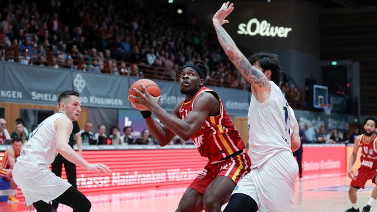 In the picture from left Ryan Mikesell MLP Academics Heidelberg, 33 , Charles Thompson Wuerzburg Baskets, 32 and Marcel Keßen MLP Academics Heidelberg, 15 13 02 2026, Fitness First Wuerzburg Baskets vs MLP Academics Heidelberg, easyCredit BBL, Matchday 20, Germany, 97072, tectake Arena Wuerzburg, Copyright: HMBxMedia xJulienxBecker