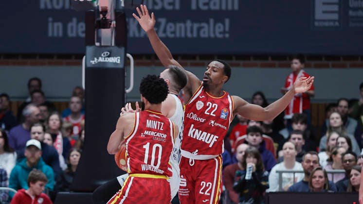 In the picture Davion Mintz Wuerzburg Baskets, 10 , left in the picture and Johnathan Stove Wuerzburg Baskets, 22 , right in the picture defending Ryan Mikesell MLP Academics Heidelberg, 33 13 02 2026, Fitness First Wuerzburg Baskets vs MLP Academics Heidelberg, easyCredit BBL, Matchday 20, Germany, 97072, tectake Arena Wuerzburg, Copyright: HMBxMedia xJulienxBecker