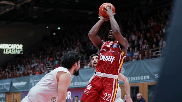 In the picture from left Erol Ersek MLP Academics Heidelberg, 11 and Mateo Seric MLP Academics Heidelberg, 21 against Charles Thompson Wuerzburg Baskets, 32 on the ball 13 02 2026, Fitness First Wuerzburg Baskets vs MLP Academics Heidelberg, easyCredit BBL, Matchday 20, Germany, 97072, tectake Arena Wuerzburg, Copyright: HMBxMedia xJulienxBecker