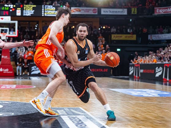 Christopher Ledlum ratiopharm Ulm, 04 in duel against Joschka Ferner RASTA Vechta, 09 RASTA Vechta vs ratiopharm Ulm, Basketball, easyCredit Basketball Bundesliga, Matchday 20, Season 2025 2026, 14 02 2026 RASTA Vechta vs ratiopharm Ulm, Basketball, easyCredit Basketball Bundesliga, Matchday 20, Season 2025 2026, 14 02 2026 Vechta Copyright: xEibner-Pressefoto DamianxKruczynx EP_DKI