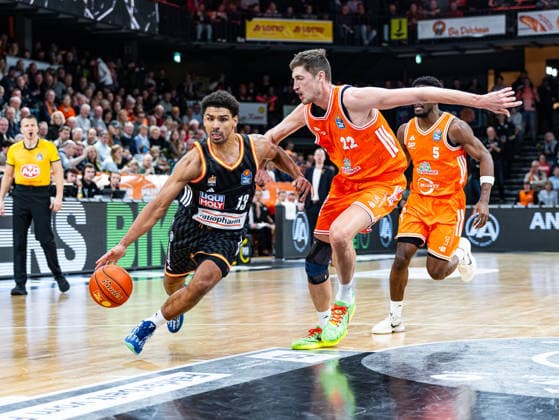 Mark Smith ratiopharm Ulm, 13 in duel against Tibor Pleiss RASTA Vechta, 22 RASTA Vechta vs ratiopharm Ulm, Basketball, easyCredit Basketball Bundesliga, Matchday 20, Season 2025 2026, 14 02 2026 RASTA Vechta vs ratiopharm Ulm, Basketball, easyCredit Basketball Bundesliga, Matchday 20, Season 2025 2026, 14 02 2026 Vechta Copyright: xEibner-Pressefoto DamianxKruczynx EP_DKI