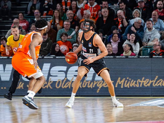 Alec Anigbata ratiopharm Ulm, 21 dribbling against Lloyd Pandi RASTA Vechta, 41 RASTA Vechta vs ratiopharm Ulm, Basketball, easyCredit Basketball Bundesliga, Matchday 20, Season 2025 2026, 14 02 2026 RASTA Vechta vs ratiopharm Ulm, Basketball, easyCredit Basketball Bundesliga, Matchday 20, Season 2025 2026, 14 02 2026 Vechta Copyright: xEibner-Pressefoto DamianxKruczynx EP_DKI
