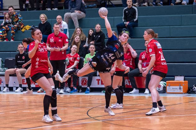 Melina Hahn ESV 1927 Regensburg e V , 44 prevailed against Emma Schwitzer HSV Solingen Graefrath, 13 and Luna Kuelker HSV Solingen Graefrath and Mia Bomnueter HSV Solingen Grefrath, 22 HSV Solingen Graefrath vs ESV 1927 Regensburg, Handball, ALSCO Handball Bundesliga Women, Matchday 18, Season 2025 2026, 14 02 2026 HSV Solingen Graefrath 76 vs ESV 1927 Regensburg, Handball, ALSCO Handball Bundesliga Women, Matchday 18, Season 2025 2026, 14 02 2026 Solingen Copyright: xEibner-Pressefoto ThomasxHaeslerx EP_THR