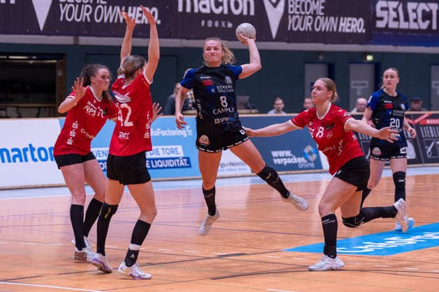 duel between Vanessa Brandt HSV Solingen Graefrath, 77 , Deborah Spatz HSV Solingen Graefrath, 42 , Franziska Peter ESV 1927 Regensburg e V , 08 and Sophie Pickrodt HSV Solingen Graefrath, 18 HSV Solingen Graefrath vs ESV 1927 Regensburg, Handball, ALSCO Handball Bundesliga Women, 18 Matchday, Season 2025 2026, 14 02 2026 HSV Solingen Graefrath 76 vs ESV 1927 Regensburg, Handball, ALSCO Handball Bundesliga Women, 18 Matchday, Season 2025 2026, 14 02 2026 Solingen Copyright: xEibner-Pressefoto ThomasxHaeslerx EP_THR