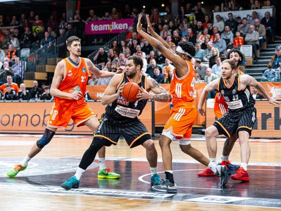 Christopher Ledlum ratiopharm Ulm, 04 in duel against Lloyd Pandi RASTA Vechta, 41 RASTA Vechta vs ratiopharm Ulm, Basketball, easyCredit Basketball Bundesliga, Matchday 20, Season 2025 2026, 14 02 2026 RASTA Vechta vs ratiopharm Ulm, Basketball, easyCredit Basketball Bundesliga, Matchday 20, Season 2025 2026, 14 02 2026 Vechta Copyright: xEibner-Pressefoto DamianxKruczynx EP_DKI