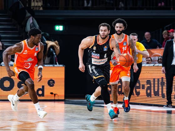 Christopher Ledlum ratiopharm Ulm, 04 dribbling against TJ Bamba RASTA Vechta, 05 and Tevin Brown RASTA Vechta, 10 RASTA Vechta vs ratiopharm Ulm, Basketball, easyCredit Basketball Bundesliga, Matchday 20, Season 2025 2026, 14 02 2026 RASTA Vechta vs ratiopharm Ulm, Basketball, easyCredit Basketball Bundesliga, Matchday 20, Season 2025 2026, 14 02 2026 Vechta Copyright: xEibner-Pressefoto DamianxKruczynx EP_DKI