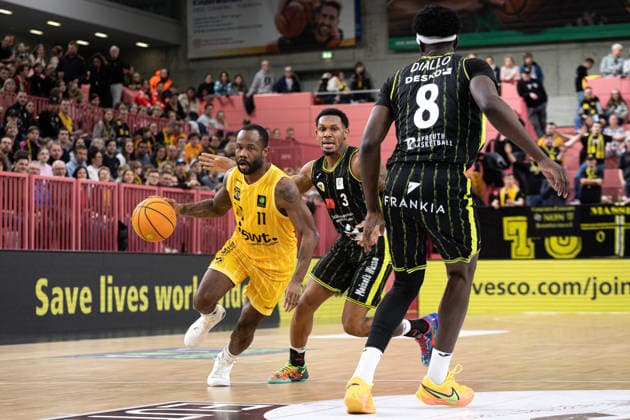 Tigers Tuebingen BBC Bayreuth, Herren, 2 Bundesliga, Barmer 2 Basketball Bundesliga, pro A, 23 Spieltag, Spielzeit 2025 2026, 14 02 2026 Jordan Johnson Tigers Tuebingen, 11 on the way to the basket against Rayshawn Mart BBC Bayreuth, 03 and Nat Diallo BBC Bayreuth, 08