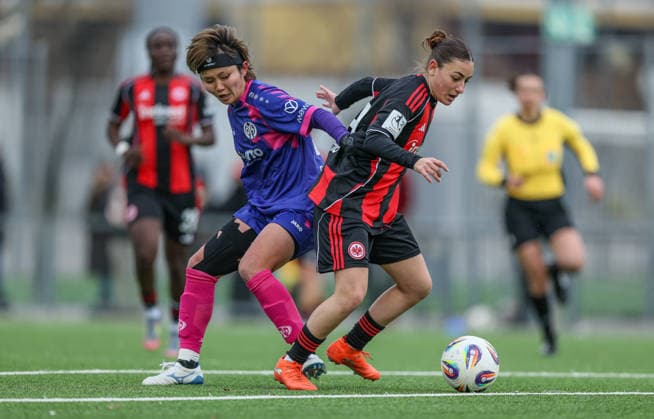 GER, Frankfurt, Eintracht Frankfurt II vs FSV Mainz 05, 2 Womens Bundesliga, Football, DFB, Season 2025 2026, Stadion am Brentanobad, 17 Matchday in picture v l Suguri Hashitani 1 FSV Mainz 05 Women 25 , Ainhoa Alguacil Amores Eintracht Frankfurt II DFB DFL REGULATIONS PROHIBIT ANY USE OF PHOTOGRAPHS AS IMAGE SEQUENCES AND OR QUASI VIDEO, 15 02 2026 Copyright: HMBxMedia HendrikxHamelau