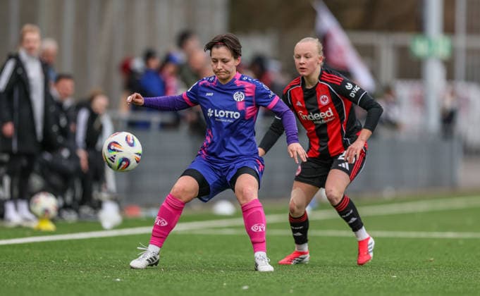 GER, Frankfurt, Eintracht Frankfurt II vs FSV Mainz 05, 2 Womens Bundesliga, Football, DFB, Season 2025 2026, Stadion am Brentanobad, 17 Matchday in picture f l Emma Junold 1 FSV Mainz 05 Women 22 , Keira Bednorz Eintracht Frankfurt II 23 DFB DFL REGULATIONS PROHIBIT ANY USE OF PHOTOGRAPHS AS IMAGE SEQUENCES AND OR QUASI VIDEO, 15 02 2026 Copyright: HMBxMedia HendrikxHamelau