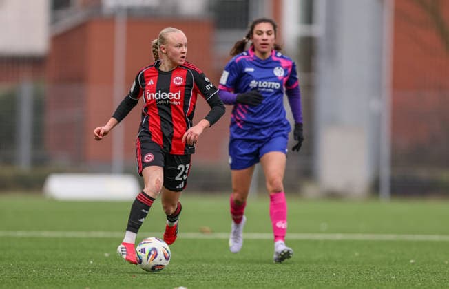 GER, Frankfurt, Eintracht Frankfurt II vs FSV Mainz 05, 2 Frauen Bundesliga, Fußball, DFB, Spielzeit 2025 2026, Stadion am Brentanobad, 17 Spieltag im Bild v l Keira Bednorz Eintracht Frankfurt II 23 , Sarah Khalifa Mainz 05 DFB DFL REGULATIONS PROHIBIT ANY USE OF PHOTOGRAPHS AS IMAGE SEQUENCES AND OR QUASI VIDEO, 15 02 2026 Copyright: HMBxMedia HendrikxHamelau