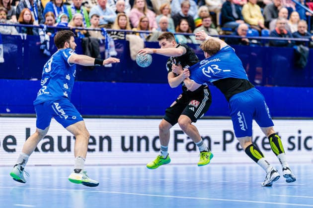 v l Tim Suton TBV Lemgo Lippe, 23 , Viggo Kristjansson HC Erlangen, 73 , Lukas Hutecek TBV Lemgo Lippe, 02 GER, TBV Lemgo Lippe vs HC Erlangen, Handball, 1 Bundesliga, Matchday 21, Season 2025 2026, 15 02 2026 GER, TBV Lemgo Lippe vs HC Erlangen, Handball, 1 Bundesliga, Matchday 21, Season 2025 2026, 15 02 2026 Lemgo Copyright: xEibner-Pressefoto JanxRollingerx EP_JSK
