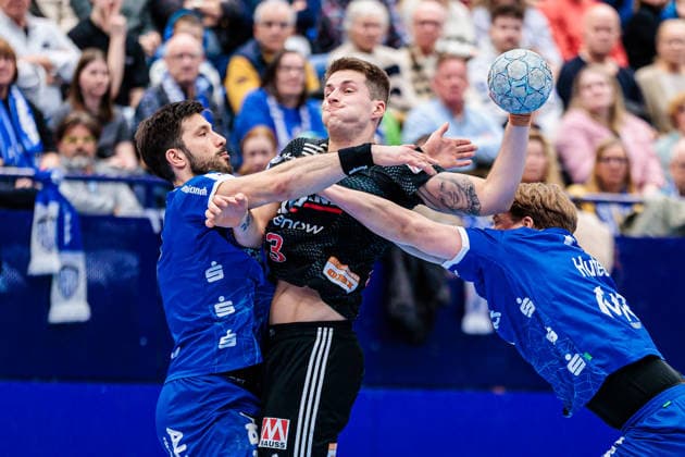 v l Tim Suton TBV Lemgo Lippe, 23 , Viggo Kristjansson HC Erlangen, 73 , Lukas Hutecek TBV Lemgo Lippe, 02 GER, TBV Lemgo Lippe vs HC Erlangen, Handball, 1 Bundesliga, Matchday 21, Season 2025 2026, 15 02 2026 GER, TBV Lemgo Lippe vs HC Erlangen, Handball, 1 Bundesliga, Matchday 21, Season 2025 2026, 15 02 2026 Lemgo Copyright: xEibner-Pressefoto JanxRollingerx EP_JSK