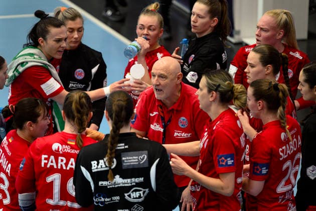 Herbert Mueller Thueringer HC, coach in the break with Luca Farago Thueringer HC, 19 , Anna Szabo Thueringer HC, 26 , Anika Niederwieser Thueringer HC, 14 , Natsuki Aizawa Thueringer HC, 23 , Nathalie Hendrikse Thueringer HC, 06 , Lotta Heider Thueringer HC, 07 , Csenge Kuczora Thueringer HC, 59 , Johanna Reichert Thueringer HC, 29 , Csenge Kuczora Thueringer HC, 59 , Jana Scheib Thueringer HC, 20 GER, Thueringer HC vs Motherson Mosonmagyarovari KC , Handball, EHF European League Women, Group Phase , Season 2025 2026, 15 02 2026 GER, Thueringer HC vs Motherson Mosonmagyarovari KC , Handball, EHF European League Women, Group Phase , Season 2025 2026, 15 02 2026 Bad Langensalza Copyright: xEibner-Pressefoto MartinxHerbstx EP_MHT