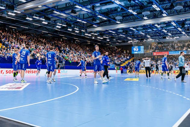 Interruption of the match due to a medical emergency in the stands in the audience, the players of both teams keep warm on the pitch GER, TBV Lemgo Lippe vs HC Erlangen, Handball, 1 Bundesliga, Matchday 21, Season 2025 2026, 15 02 2026 GER, TBV Lemgo Lippe vs HC Erlangen, Handball, 1 Bundesliga, Matchday 21, Season 2025 2026, 15 02 2026 Lemgo Copyright: xEibner-Pressefoto JanxRollingerx EP_JSK