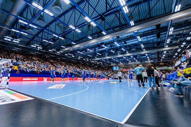 Interruption of the match due to a medical emergency in the stands in the audience, the players of both teams keep warm on the pitch GER, TBV Lemgo Lippe vs HC Erlangen, Handball, 1 Bundesliga, Matchday 21, Season 2025 2026, 15 02 2026 GER, TBV Lemgo Lippe vs HC Erlangen, Handball, 1 Bundesliga, Matchday 21, Season 2025 2026, 15 02 2026 Lemgo Copyright: xEibner-Pressefoto JanxRollingerx EP_JSK