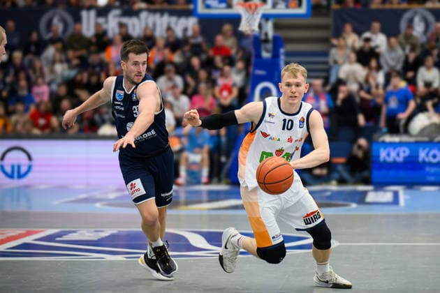 Spencer Reaves MBC, 31 , Lukasz Kolenda Rostock, 10 , Syntainics MBC vs Rostock Seawolves, Basketball, 1 Bundesliga, Men, 20 Matchday Main Round, Season 2025 26, 15 02 2026 Weißenfels Stadthalle Sachsen Anhalt Germany
