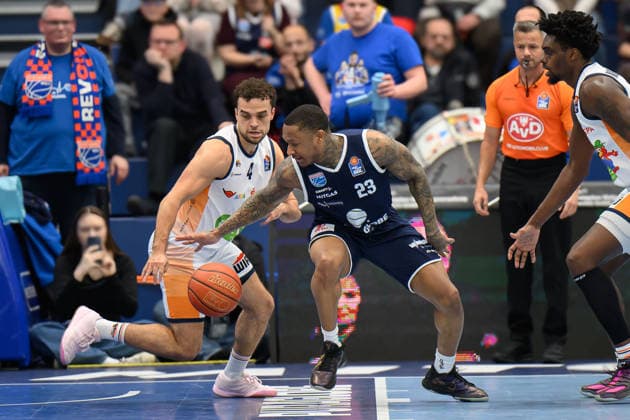 Elias Baggette Rostock, 4 , Charles Callison MBC, 23 , Syntainics MBC vs Rostock Seawolves, Basketball, 1 Bundesliga, Men, 20 Matchday Main Round, Season 2025 26, 15 02 2026 Weißenfels Stadthalle Sachsen Anhalt Germany
