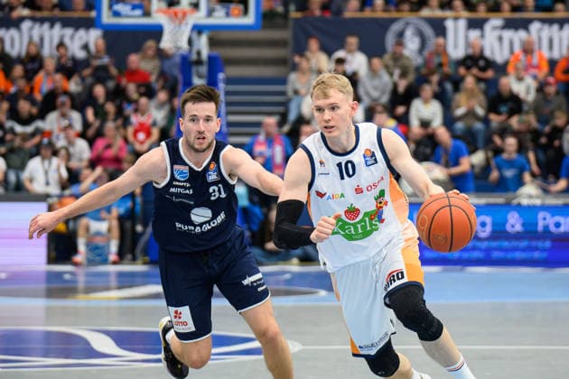 Spencer Reaves MBC, 31 , Lukasz Kolenda Rostock, 10 , Syntainics MBC vs Rostock Seawolves, Basketball, 1 Bundesliga, Men, 20 Matchday Main Round, Season 2025 26, 15 02 2026 Weißenfels Stadthalle Sachsen Anhalt Germany