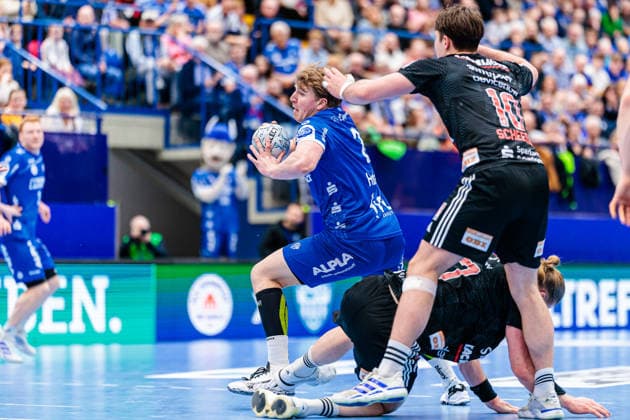 v l Lukas Hutecek TBV Lemgo Lippe, 02 , Maciej Gebala HC Erlangen, 77 , Florian Scheerer HC Erlangen, 10 GER, TBV Lemgo Lippe vs HC Erlangen, Handball, 1 Bundesliga, Matchday 21, Season 2025 2026, 15 02 2026 GER, TBV Lemgo Lippe vs HC Erlangen, Handball, 1 Bundesliga, Matchday 21, Season 2025 2026, 15 02 2026 Lemgo Copyright: xEibner-Pressefoto JanxRollingerx EP_JSK