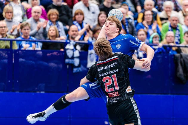 v l Lukas Hutecek TBV Lemgo Lippe, 02 , Christopher Bissel HC Erlangen, 21 GER, TBV Lemgo Lippe vs HC Erlangen, Handball, 1 Bundesliga, 21 Matchday, Season 2025 2026, 15 02 2026 GER, TBV Lemgo Lippe vs HC Erlangen, Handball, 1 Bundesliga, 21 Matchday, Season 2025 2026, 15 02 2026 Lemgo Copyright: xEibner-Pressefoto JanxRollingerx EP_JSK