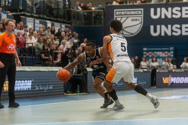Charles Callison Syntainics MBC, 23 in duel against D Shawn Schwartz Rostock Seawolves, 05 Syntainics MBC vs Rostock Seawolves, Basketball, Basketball Bundesliga, 20 Matchday, Season 2025 2026, 15 02 2026 Syntainics MBC vs Rostock Seawolves, Basketball, Basketball Bundesliga, 20 Matchday, Season 2025 2026, 15 02 2026 Weißenfels Copyright: xEibner-Pressefoto PiaxSchindlerx EP_PSR
