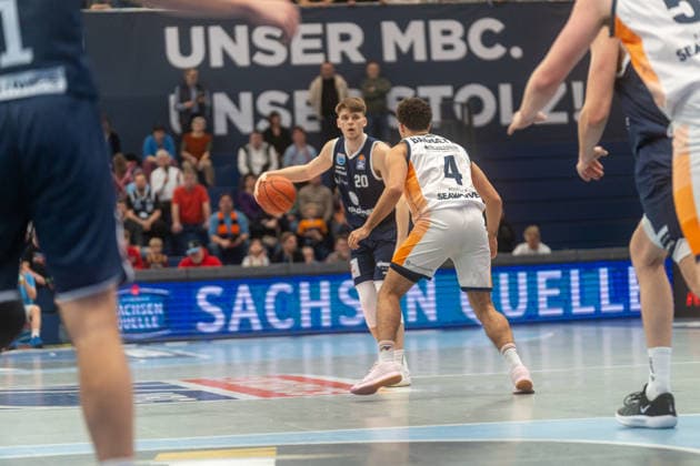 Perttu Blomgren Syntainics MBC, 20 in duel against Elias Baggette Rostock Seawolves, 04 Syntainics MBC vs Rostock Seawolves, Basketball, Basketball Bundesliga, 20 Matchday, Season 2025 2026, 15 02 2026 Syntainics MBC vs Rostock Seawolves, Basketball, Basketball Bundesliga, 20 Matchday, Season 2025 2026, 15 02 2026 Weißenfels Copyright: xEibner-Pressefoto PiaxSchindlerx EP_PSR