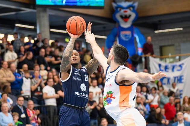 Charles Callison MBC, 23 , Owen Klassen Rostock, 29 , Syntainics MBC vs Rostock Seawolves, Basketball, 1 Bundesliga, Men, 20 Matchday Main Round, Season 2025 26, 15 02 2026 Weißenfels Stadthalle Sachsen Anhalt Germany