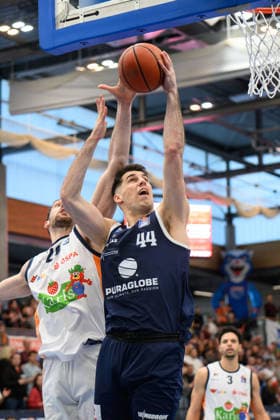 Owen Klassen Rostock, 29 , Jure Planinic MBC, 44 , Syntainics MBC vs Rostock Seawolves, Basketball, 1 Bundesliga, Men, 20 Matchday Main Round, Season 2025 26, 15 02 2026 Weißenfels Stadthalle Sachsen Anhalt Germany