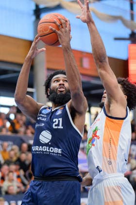 RJ Gunn MBC, 21 , D Shawn Schwartz Rostock, 5 , Syntainics MBC vs Rostock Seawolves, Basketball, 1 Bundesliga, Men, 20 Matchday Main Round, Season 2025 26, 15 02 2026 Weißenfels Stadthalle Sachsen Anhalt Germany