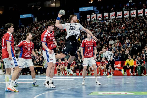 Germany Handball Bundesliga, DAIKIN HBL 2025 26, 21 Matchday Handball Sport Verein Hamburg vs Flensburg Handewitt Barclays Arena Hamburg Johannes Golla SG Flensburg Handewitt, 4 , Einar Olafsson HSV Hamburg, 23 , Elias Kofler HSV Hamburg, 6 , Niklas Weller HSV Hamburg, 13 , Jan Schmidt HSV Hamburg, 42 Copyright: xStefanxTrochax